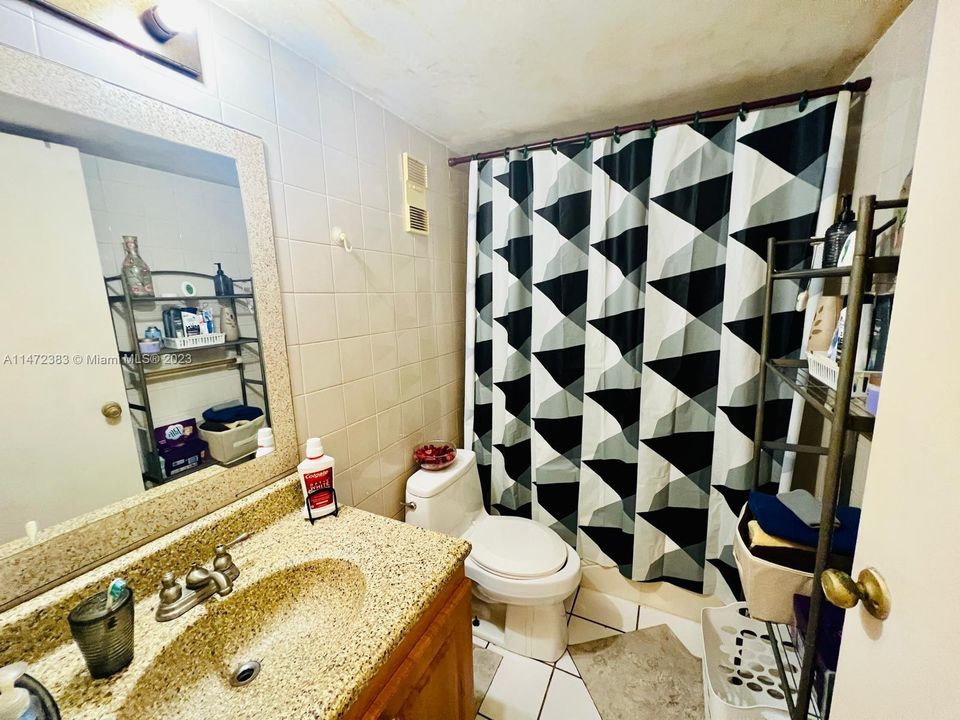 Недавно продано: $249,000 (2 спален, 2 ванн, 1000 Квадратных фут)