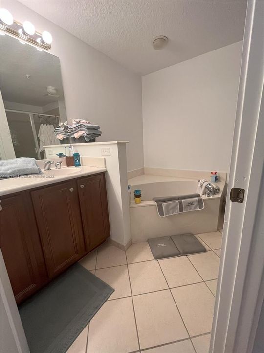 Recently Sold: $470,000 (2 beds, 2 baths, 1142 Square Feet)