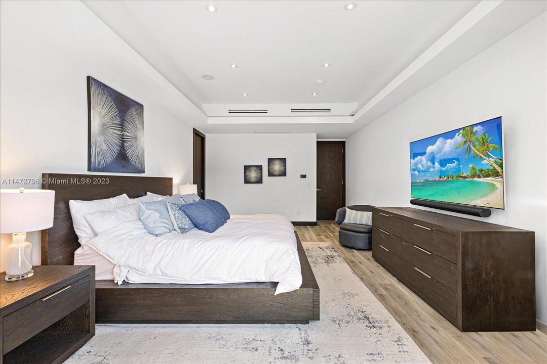 Recently Sold: $7,795,000 (6 beds, 6 baths, 4225 Square Feet)