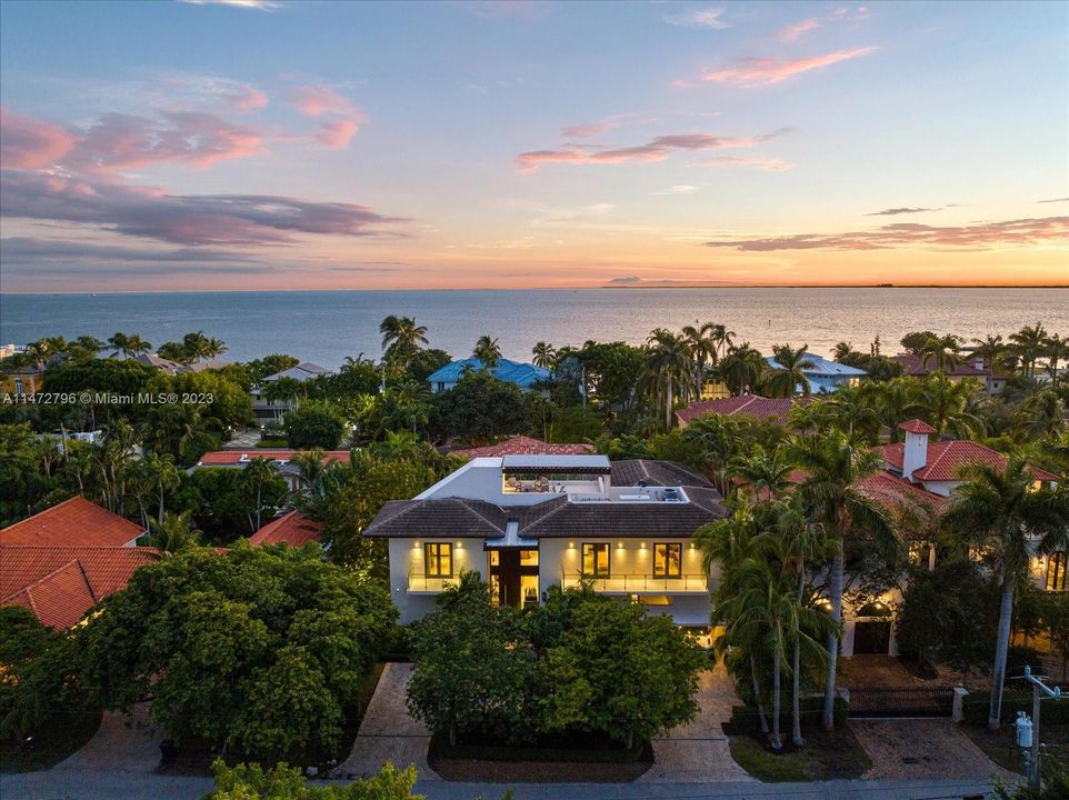 Recently Sold: $7,795,000 (6 beds, 6 baths, 4225 Square Feet)