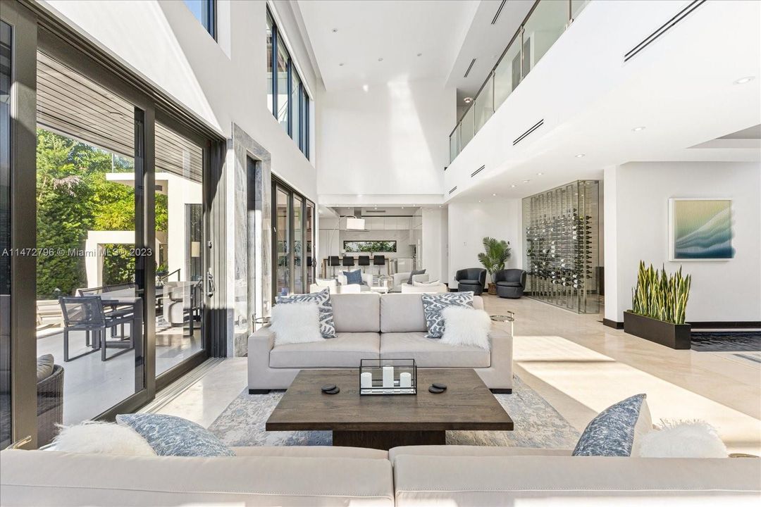 Recently Sold: $7,795,000 (6 beds, 6 baths, 4225 Square Feet)