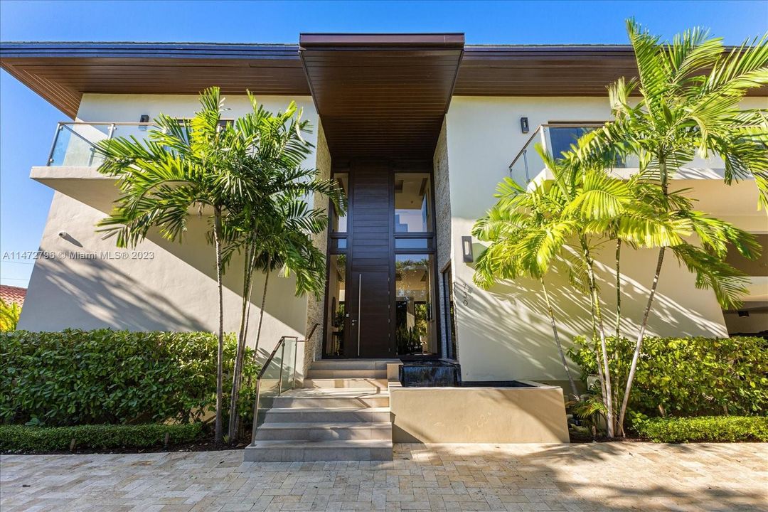 Recently Sold: $7,795,000 (6 beds, 6 baths, 4225 Square Feet)