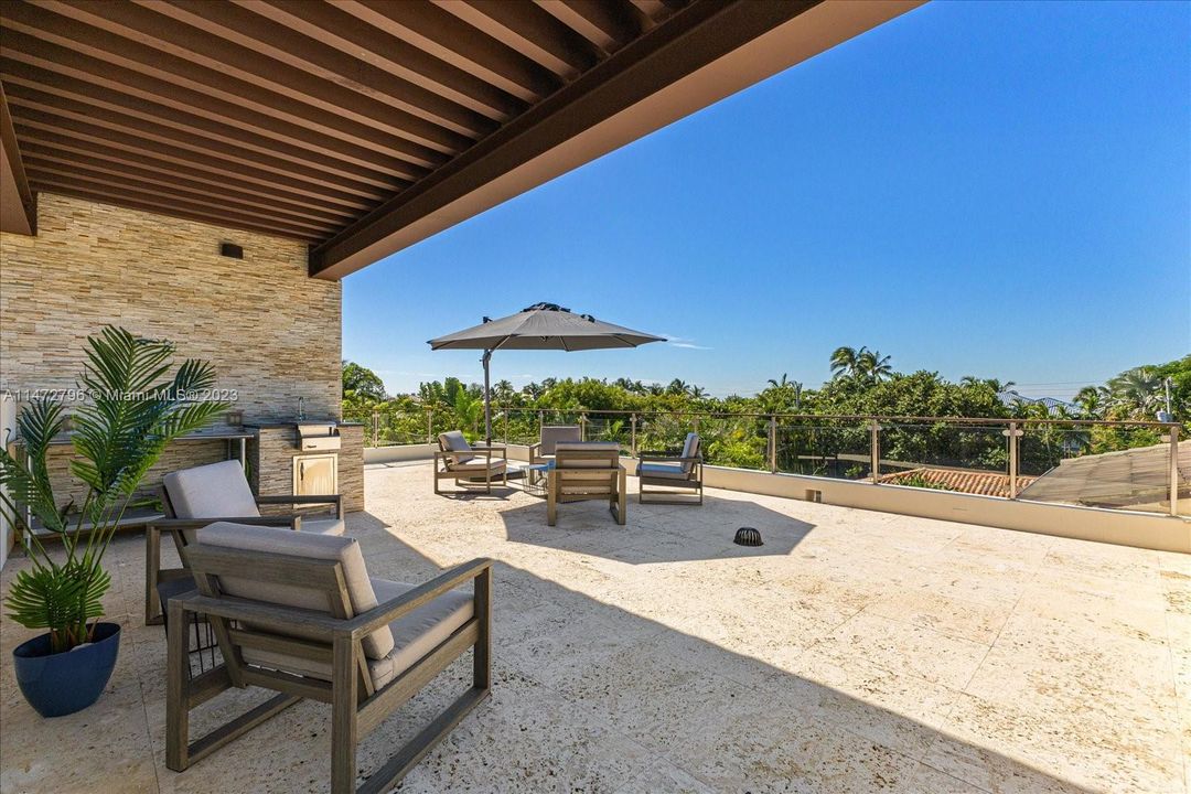 Recently Sold: $7,795,000 (6 beds, 6 baths, 4225 Square Feet)