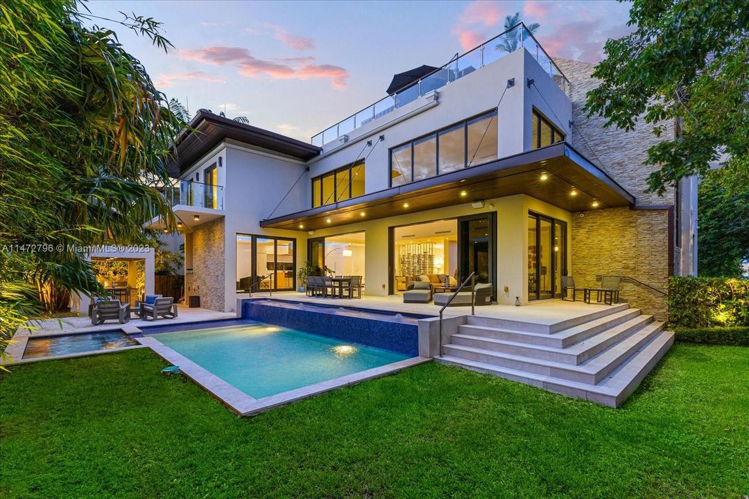 Recently Sold: $7,795,000 (6 beds, 6 baths, 4225 Square Feet)