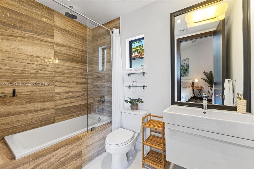 Recently Sold: $7,795,000 (6 beds, 6 baths, 4225 Square Feet)