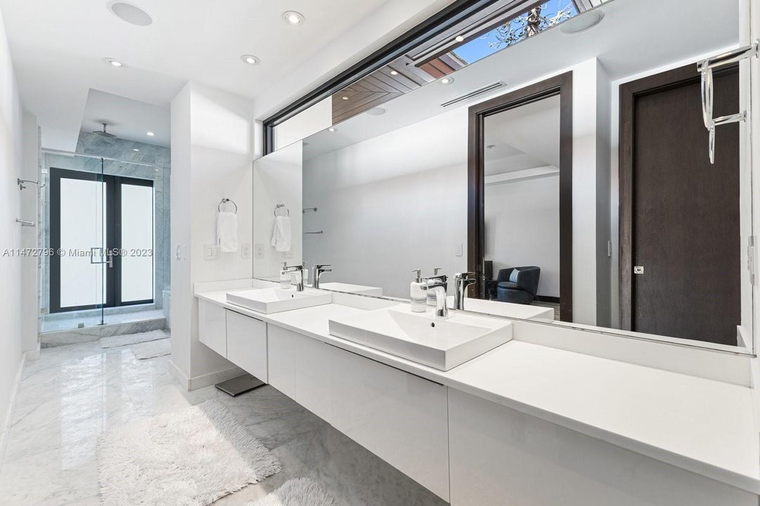 Recently Sold: $7,795,000 (6 beds, 6 baths, 4225 Square Feet)