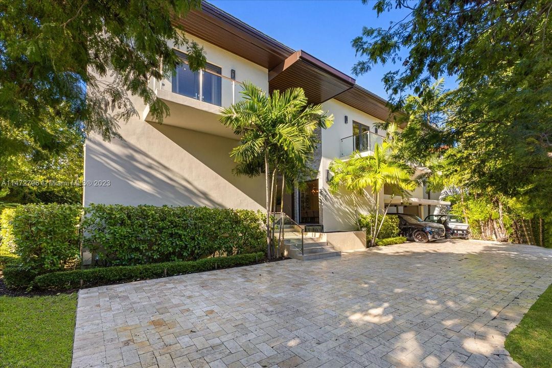 Recently Sold: $7,795,000 (6 beds, 6 baths, 4225 Square Feet)