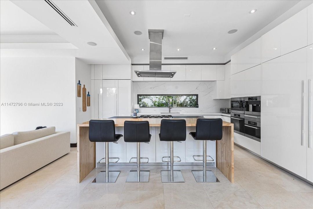 Recently Sold: $7,795,000 (6 beds, 6 baths, 4225 Square Feet)