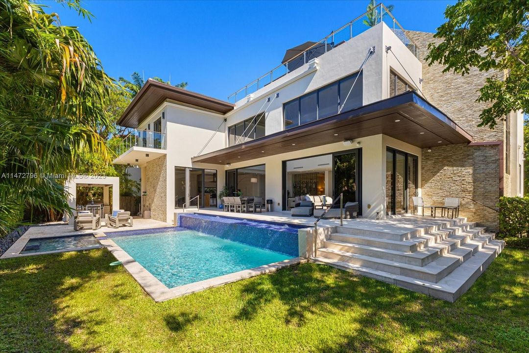 Recently Sold: $7,795,000 (6 beds, 6 baths, 4225 Square Feet)