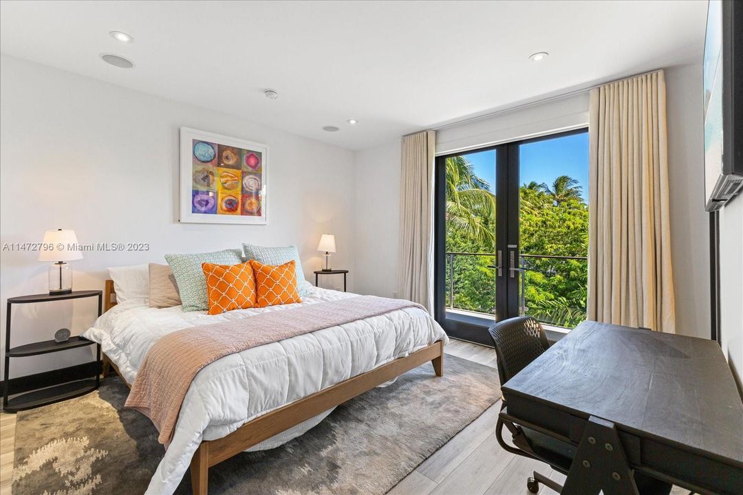 Recently Sold: $7,795,000 (6 beds, 6 baths, 4225 Square Feet)