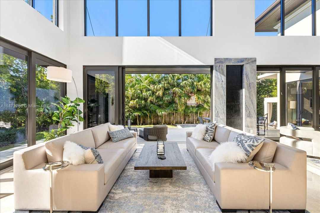 Recently Sold: $7,795,000 (6 beds, 6 baths, 4225 Square Feet)