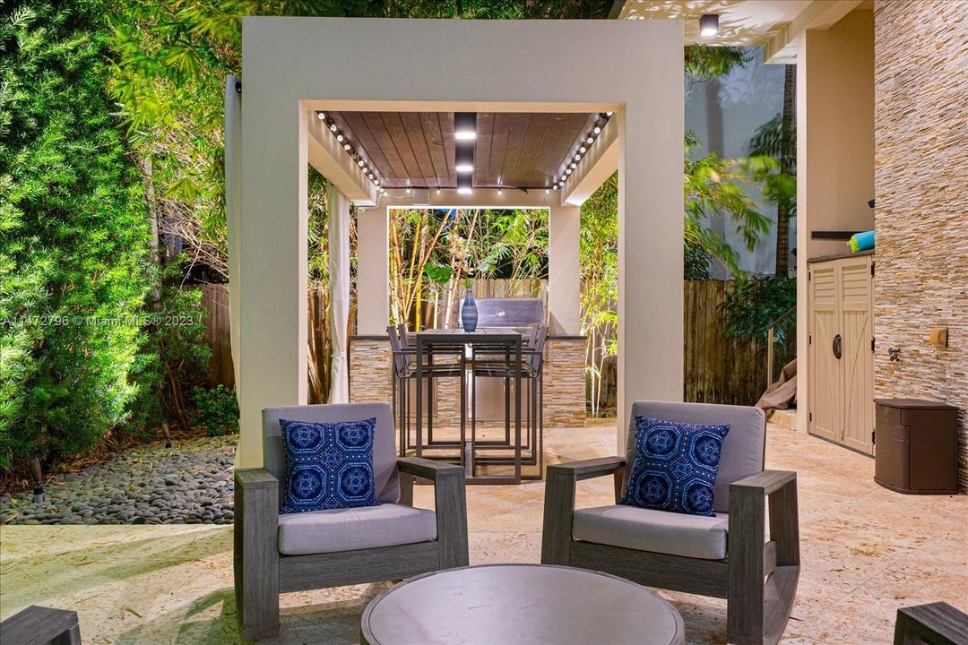 Recently Sold: $7,795,000 (6 beds, 6 baths, 4225 Square Feet)