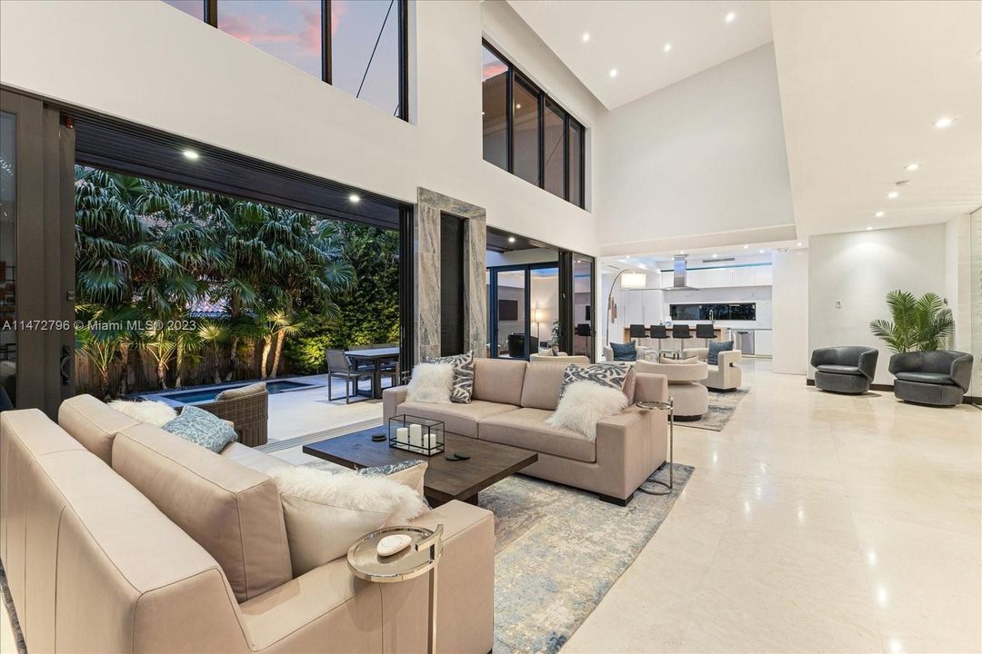 Recently Sold: $7,795,000 (6 beds, 6 baths, 4225 Square Feet)