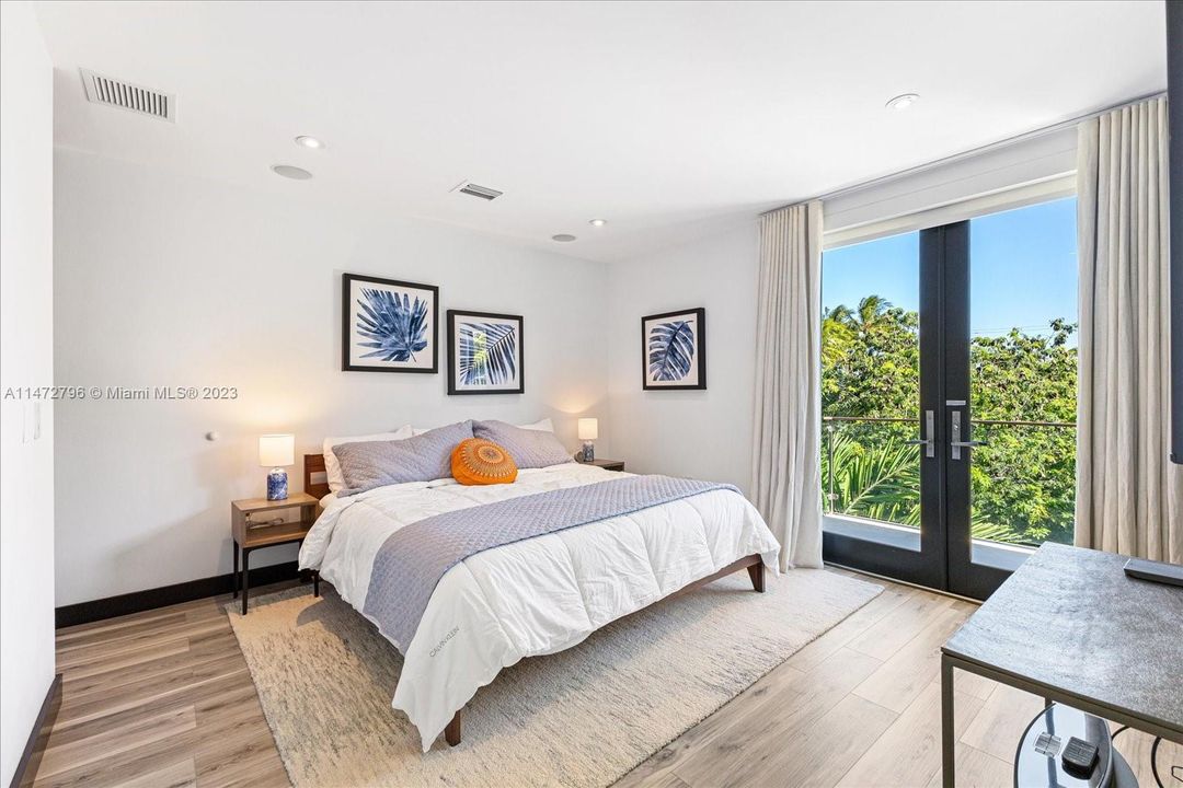 Recently Sold: $7,795,000 (6 beds, 6 baths, 4225 Square Feet)