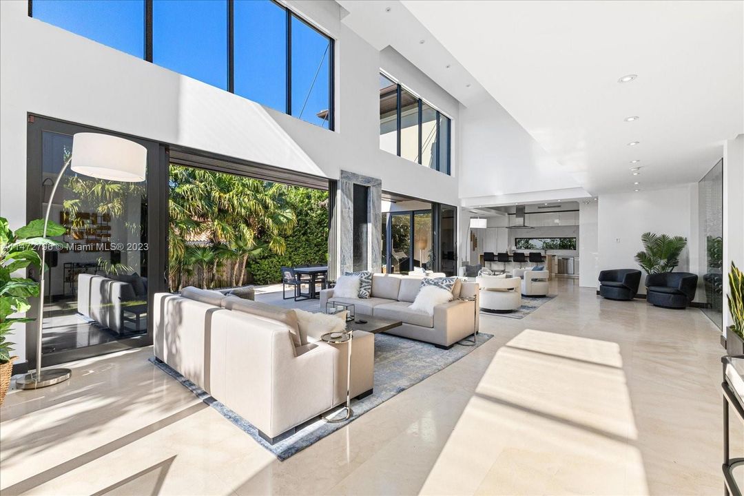 Recently Sold: $7,795,000 (6 beds, 6 baths, 4225 Square Feet)