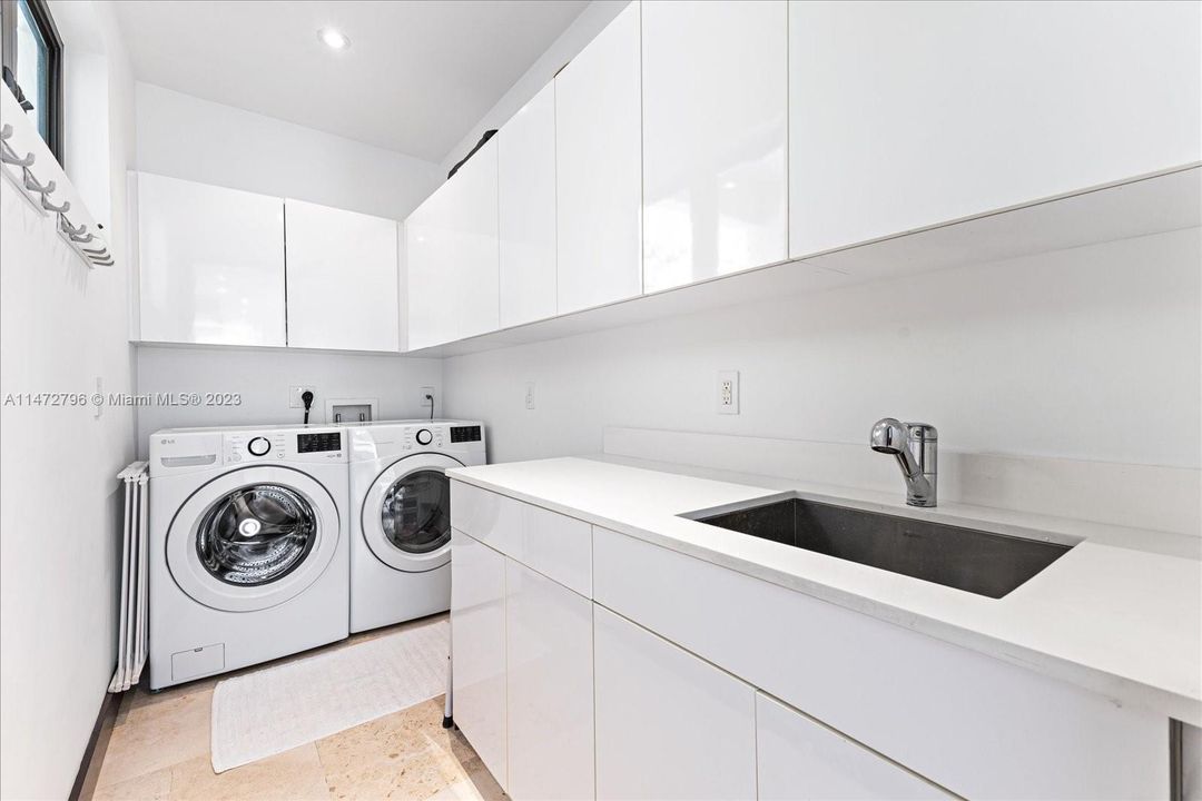 Recently Sold: $7,795,000 (6 beds, 6 baths, 4225 Square Feet)