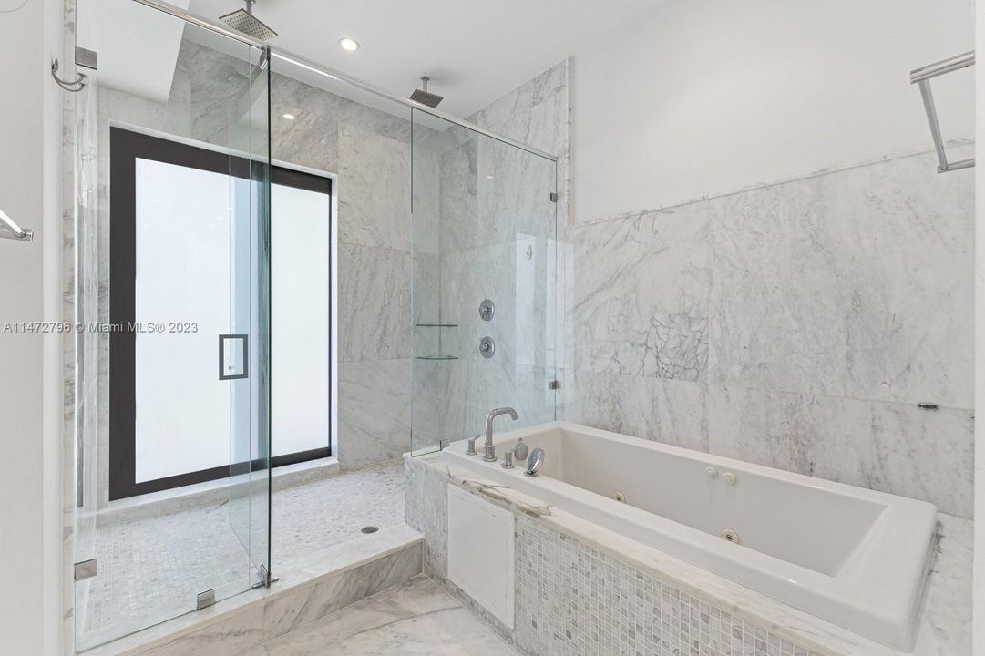 Recently Sold: $7,795,000 (6 beds, 6 baths, 4225 Square Feet)