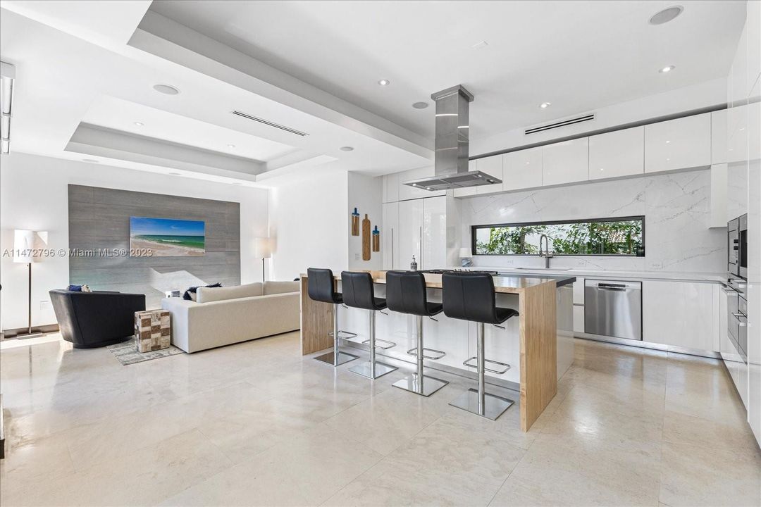 Recently Sold: $7,795,000 (6 beds, 6 baths, 4225 Square Feet)