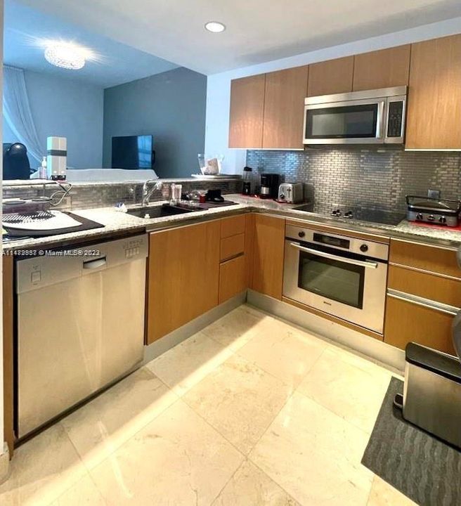 Recently Rented: $2,700 (0 beds, 1 baths, 604 Square Feet)