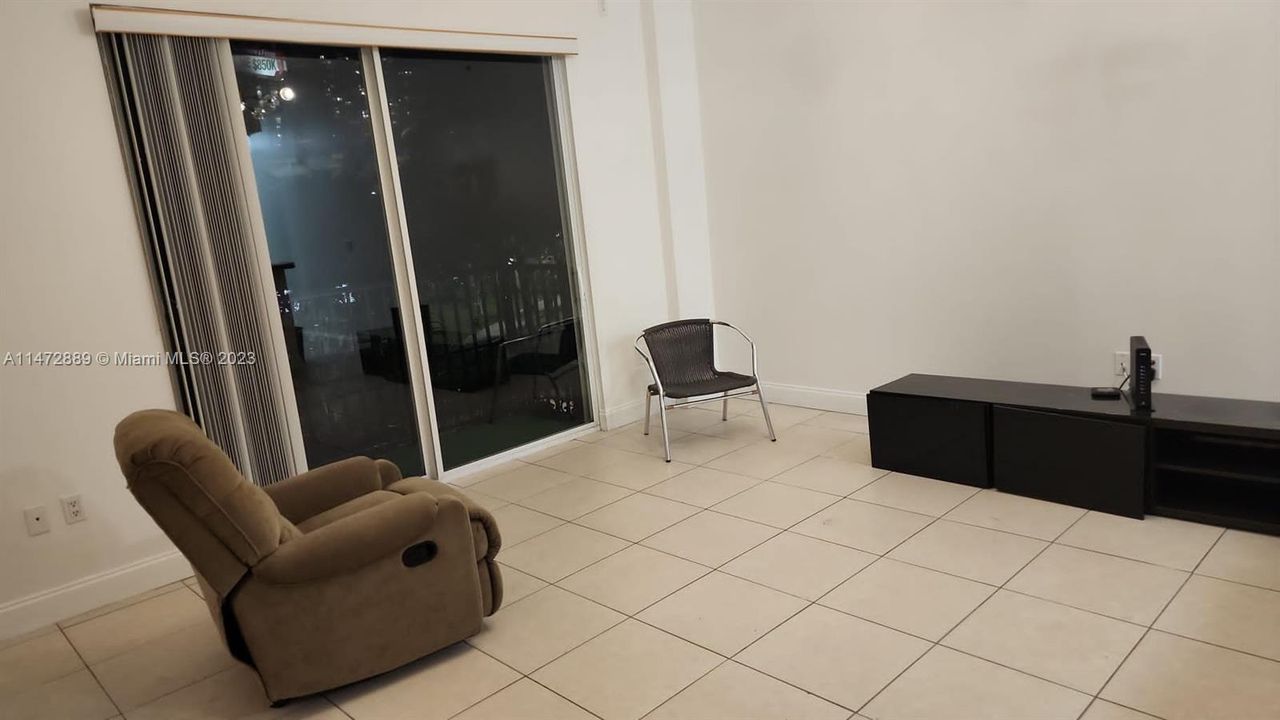 Recently Rented: $2,290 (2 beds, 1 baths, 813 Square Feet)