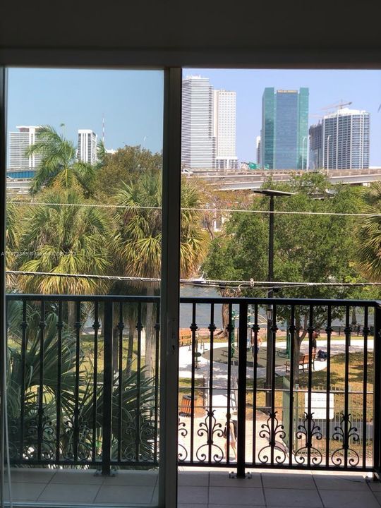 Recently Rented: $2,290 (2 beds, 1 baths, 813 Square Feet)