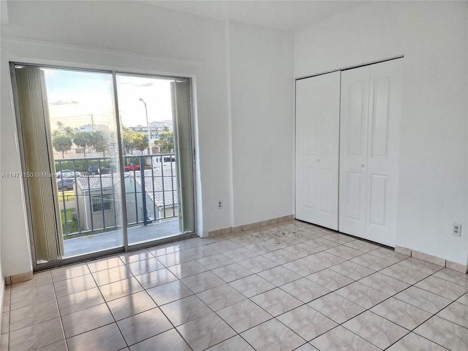 Active With Contract: $199,000 (1 beds, 1 baths, 607 Square Feet)