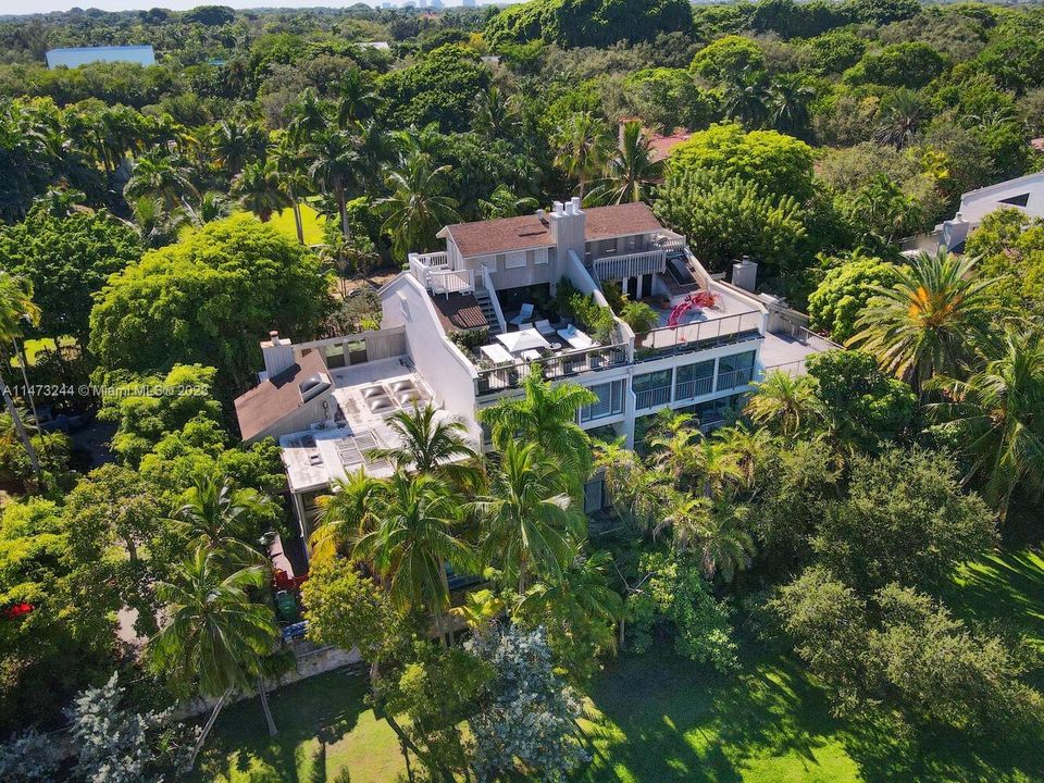 Recently Sold: $4,475,000 (3 beds, 2 baths, 3097 Square Feet)