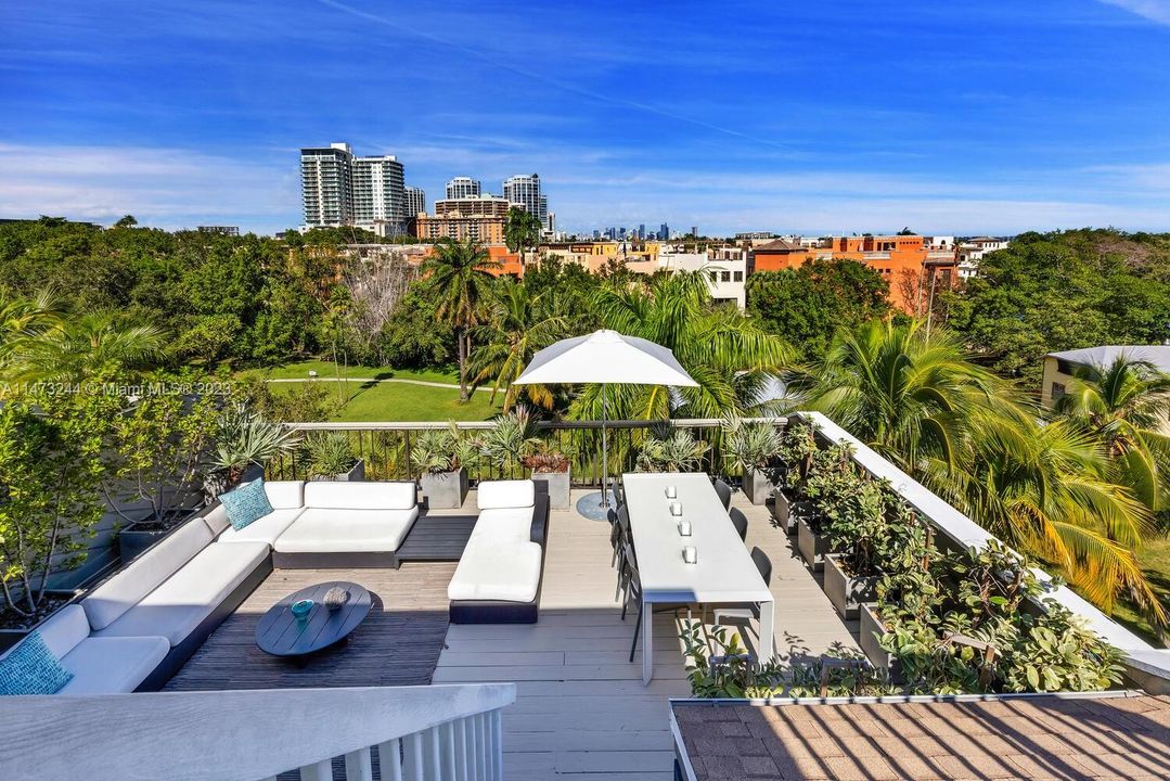 Recently Sold: $4,475,000 (3 beds, 2 baths, 3097 Square Feet)