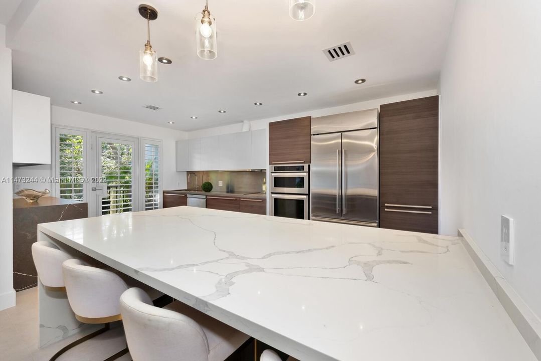 Recently Sold: $4,475,000 (3 beds, 2 baths, 3097 Square Feet)