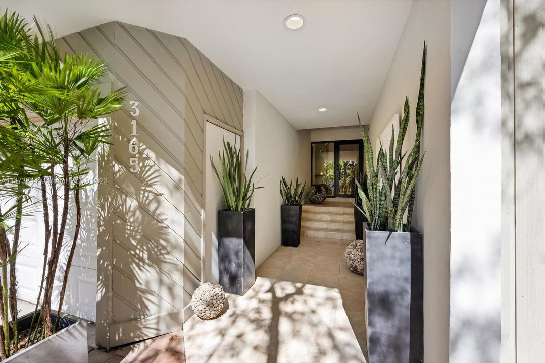 Recently Sold: $4,475,000 (3 beds, 2 baths, 3097 Square Feet)