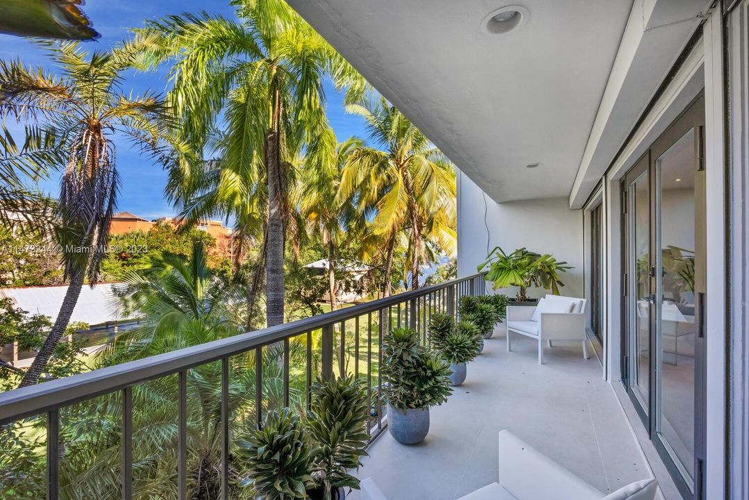 Recently Sold: $4,475,000 (3 beds, 2 baths, 3097 Square Feet)