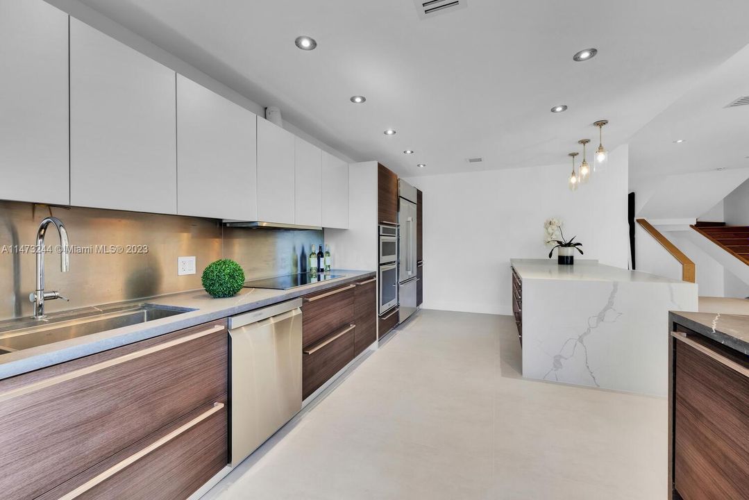 Recently Sold: $4,475,000 (3 beds, 2 baths, 3097 Square Feet)