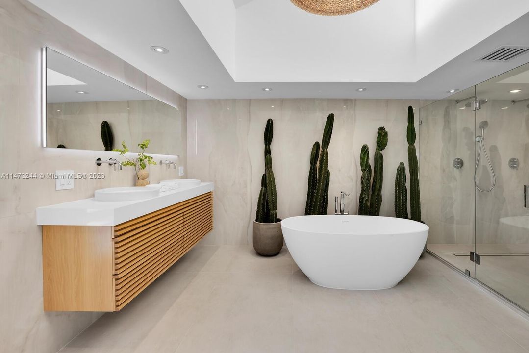 Recently Sold: $4,475,000 (3 beds, 2 baths, 3097 Square Feet)