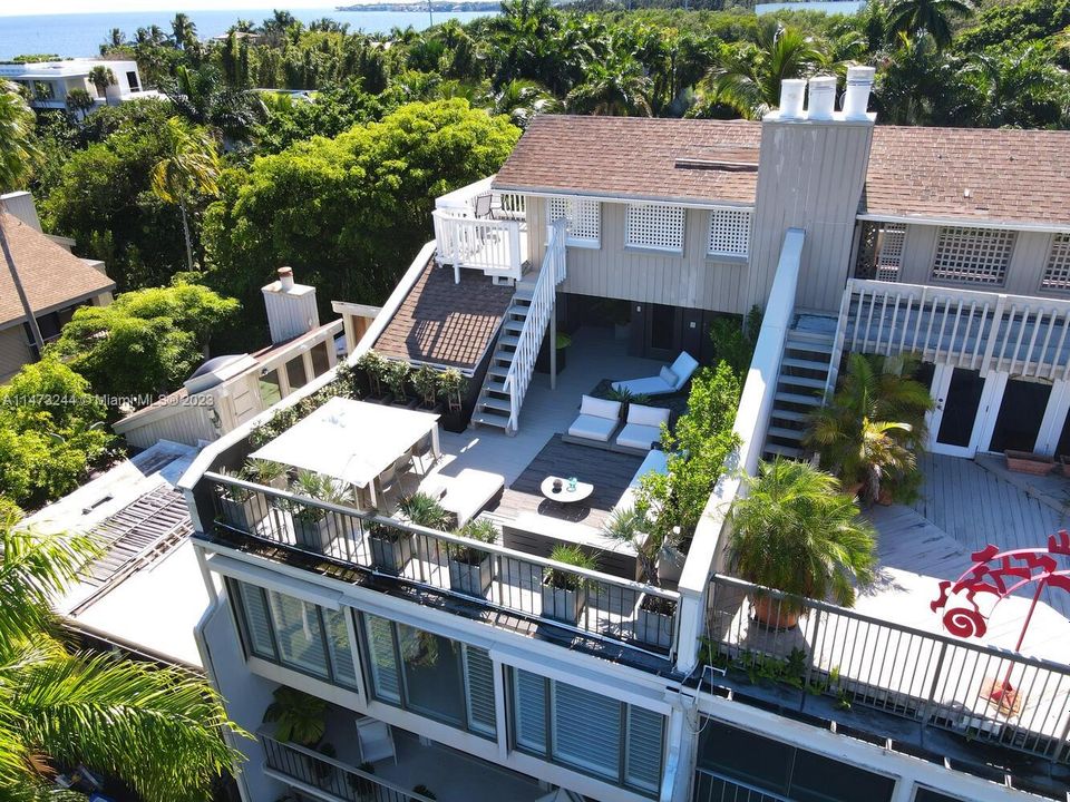 Recently Sold: $4,475,000 (3 beds, 2 baths, 3097 Square Feet)