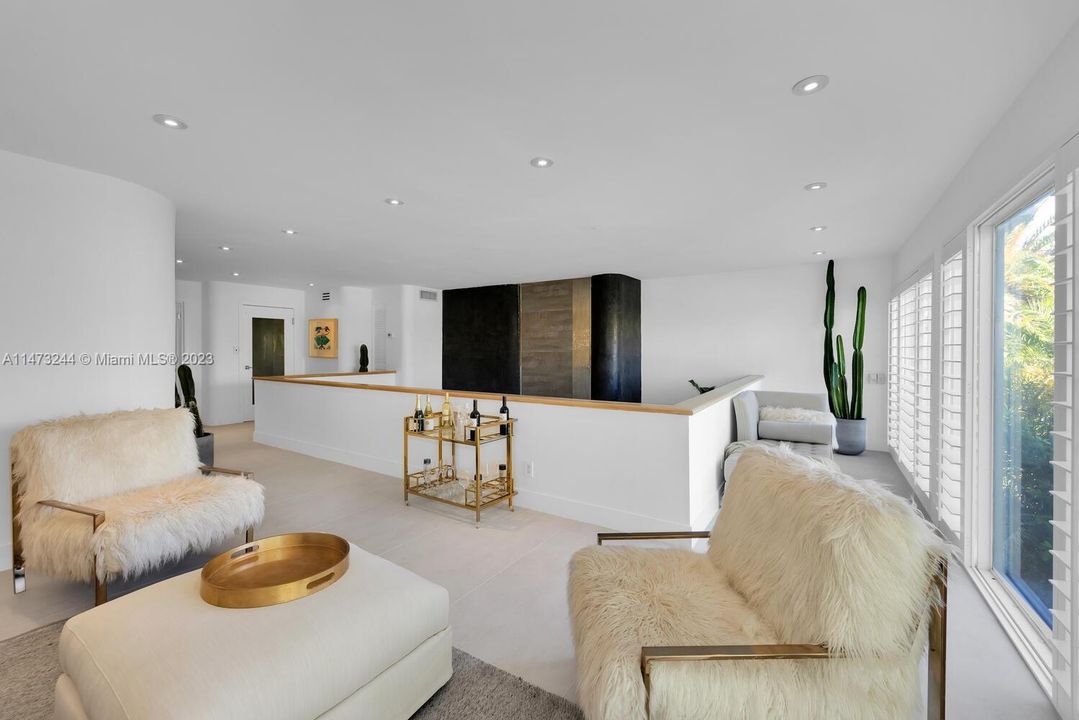 Recently Sold: $4,475,000 (3 beds, 2 baths, 3097 Square Feet)