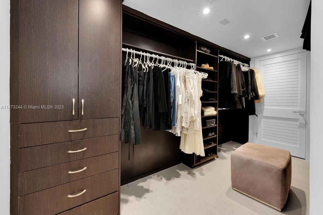 Recently Sold: $4,475,000 (3 beds, 2 baths, 3097 Square Feet)