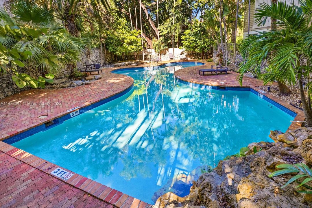 Recently Sold: $4,475,000 (3 beds, 2 baths, 3097 Square Feet)