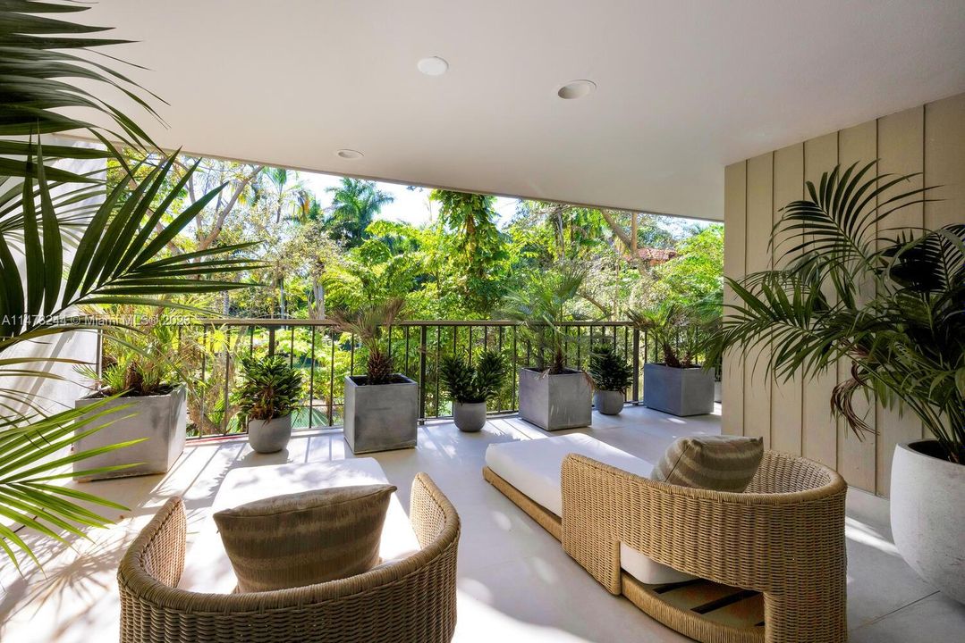 Recently Sold: $4,475,000 (3 beds, 2 baths, 3097 Square Feet)