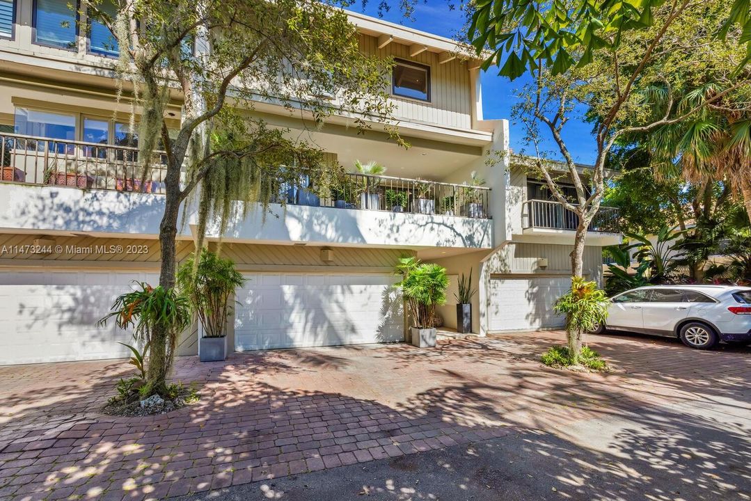 Recently Sold: $4,475,000 (3 beds, 2 baths, 3097 Square Feet)
