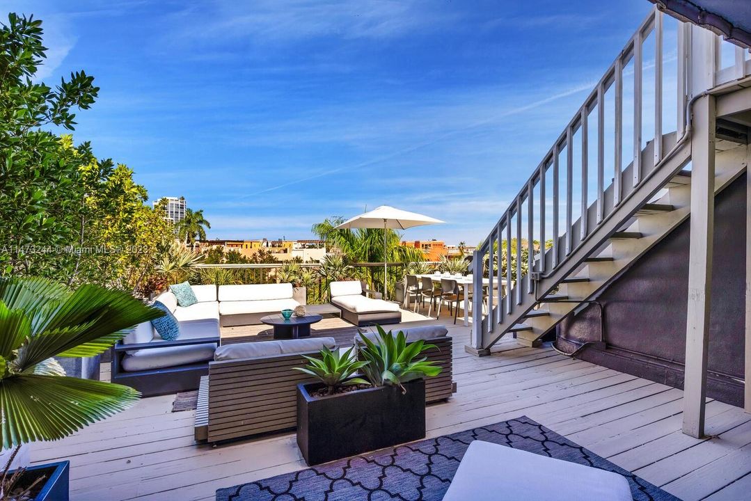 Recently Sold: $4,475,000 (3 beds, 2 baths, 3097 Square Feet)