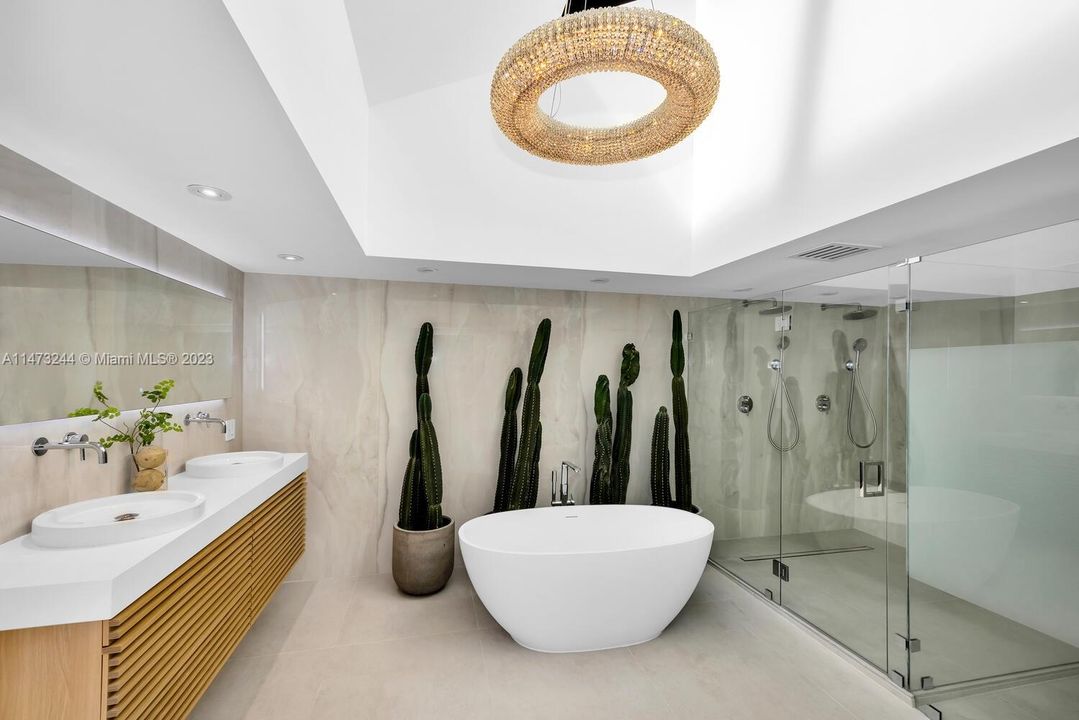 Recently Sold: $4,475,000 (3 beds, 2 baths, 3097 Square Feet)