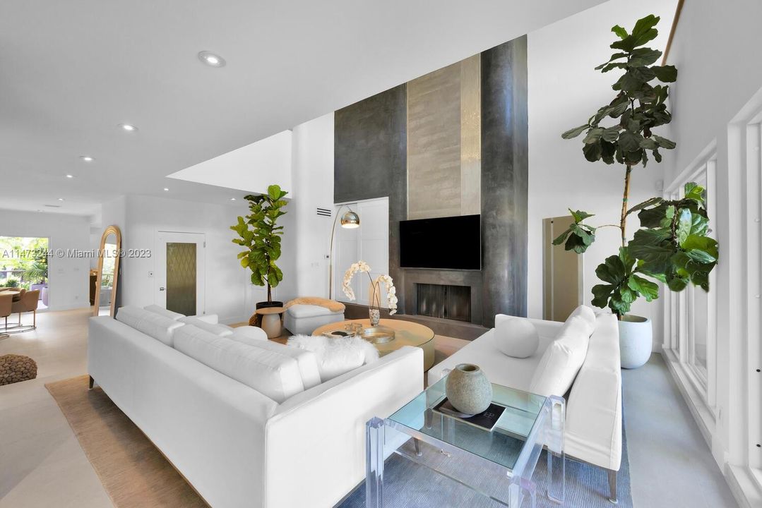 Recently Sold: $4,475,000 (3 beds, 2 baths, 3097 Square Feet)