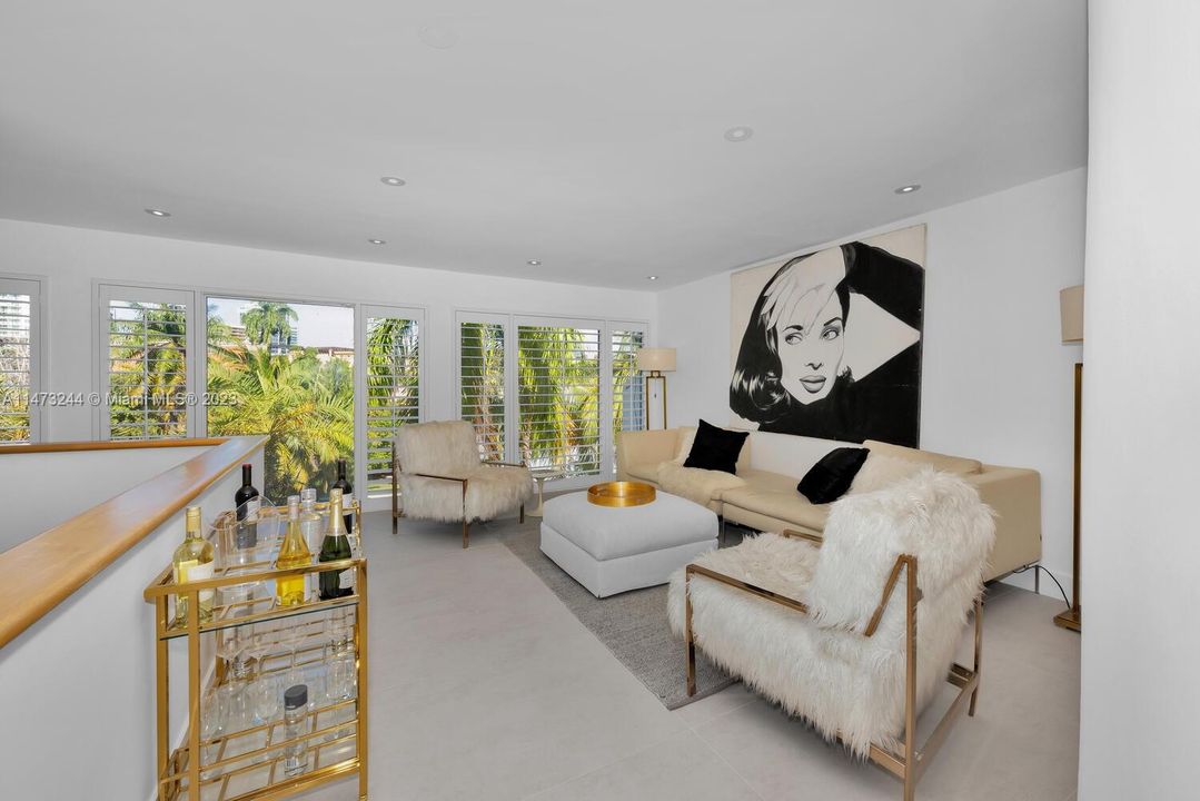 Recently Sold: $4,475,000 (3 beds, 2 baths, 3097 Square Feet)
