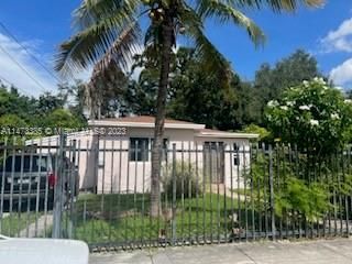 Recently Sold: $495,000 (3 beds, 2 baths, 1429 Square Feet)
