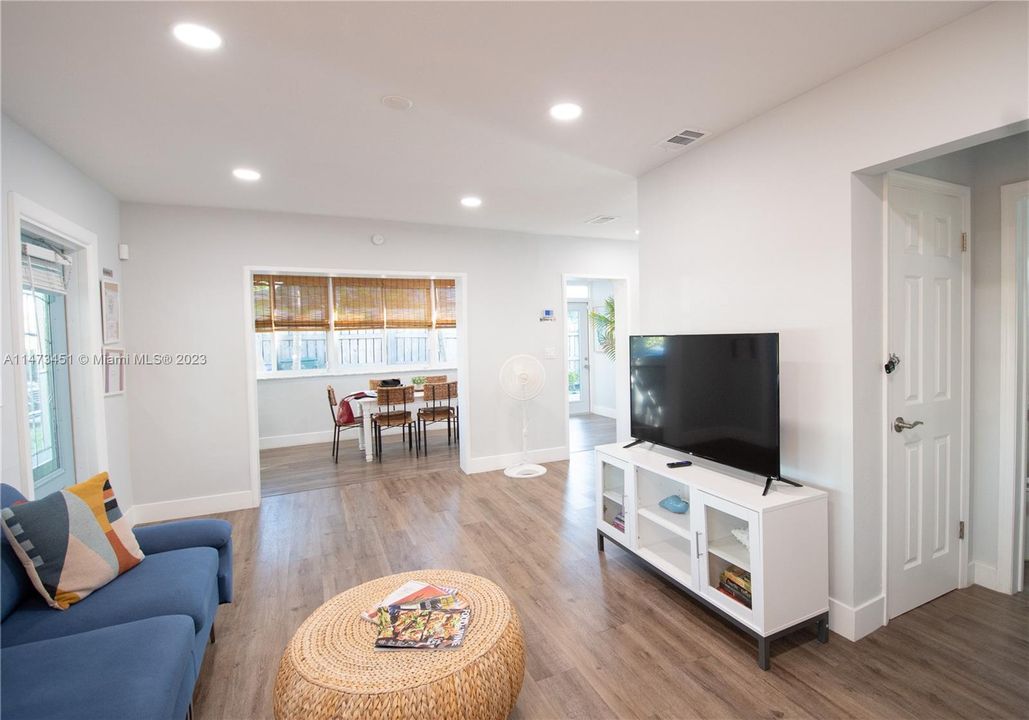 Recently Rented: $3,000 (2 beds, 1 baths, 876 Square Feet)