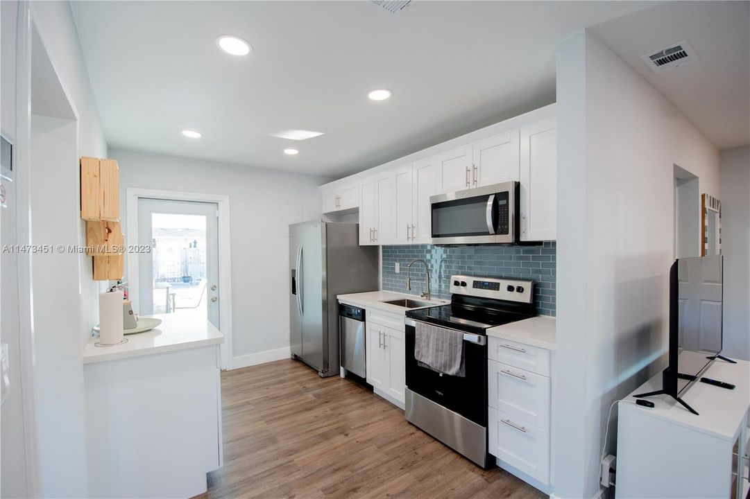 Recently Rented: $3,000 (2 beds, 1 baths, 876 Square Feet)