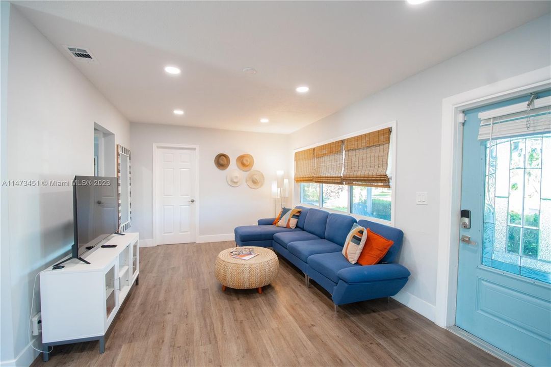 Recently Rented: $3,000 (2 beds, 1 baths, 876 Square Feet)