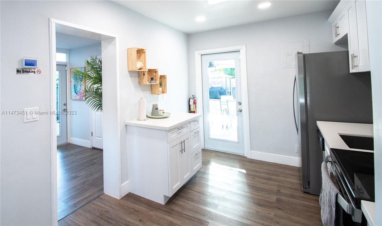 Recently Rented: $3,000 (2 beds, 1 baths, 876 Square Feet)