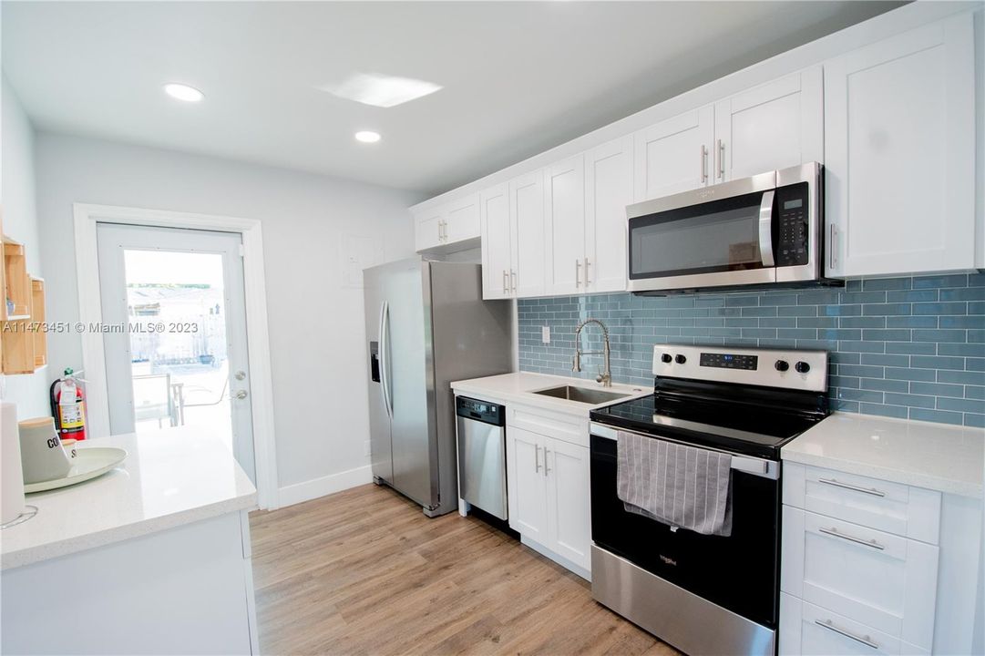 Recently Rented: $3,000 (2 beds, 1 baths, 876 Square Feet)