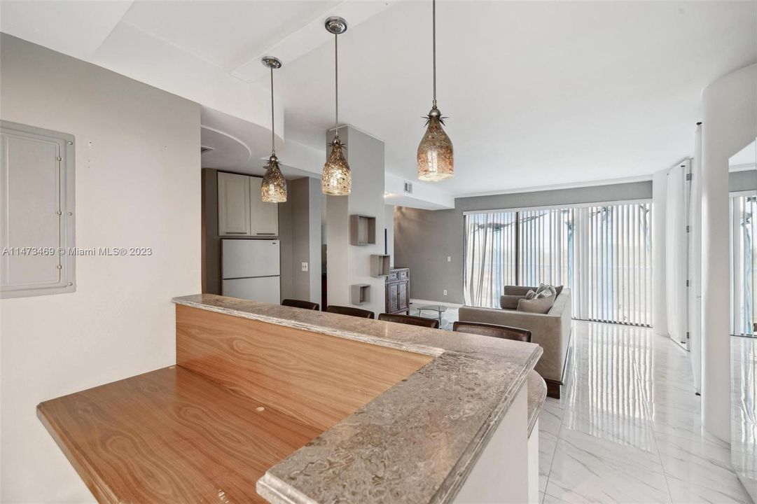 Active With Contract: $375,000 (1 beds, 1 baths, 915 Square Feet)